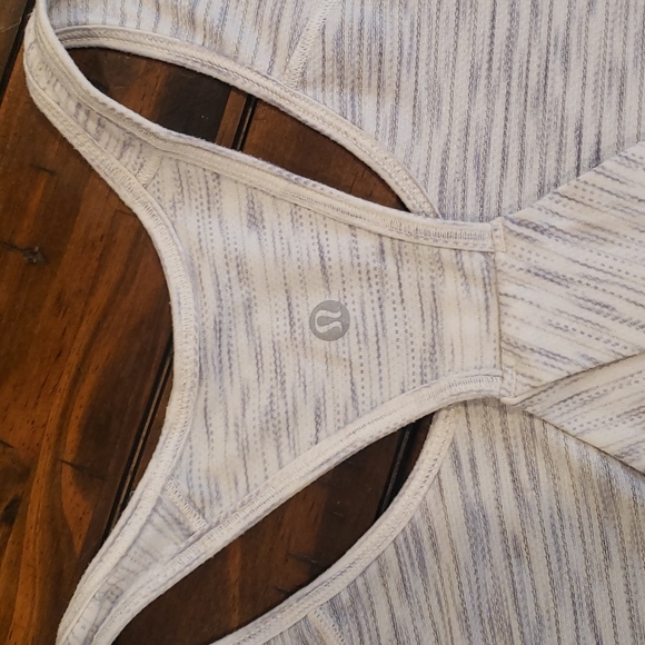 Lululemon essential tank - Picture 5 of 6